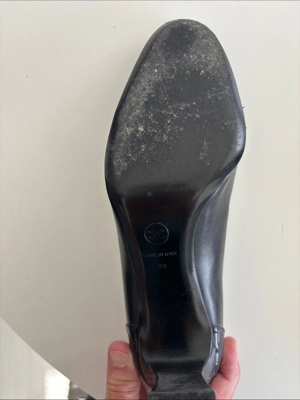 Vintage Chanel pumps Black leather/patent leather. Chanel logo on back of shoe. - Picture 7 of 10